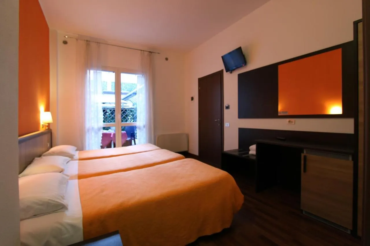 Lux Hotel Durante Milano 2*,  İtalya
