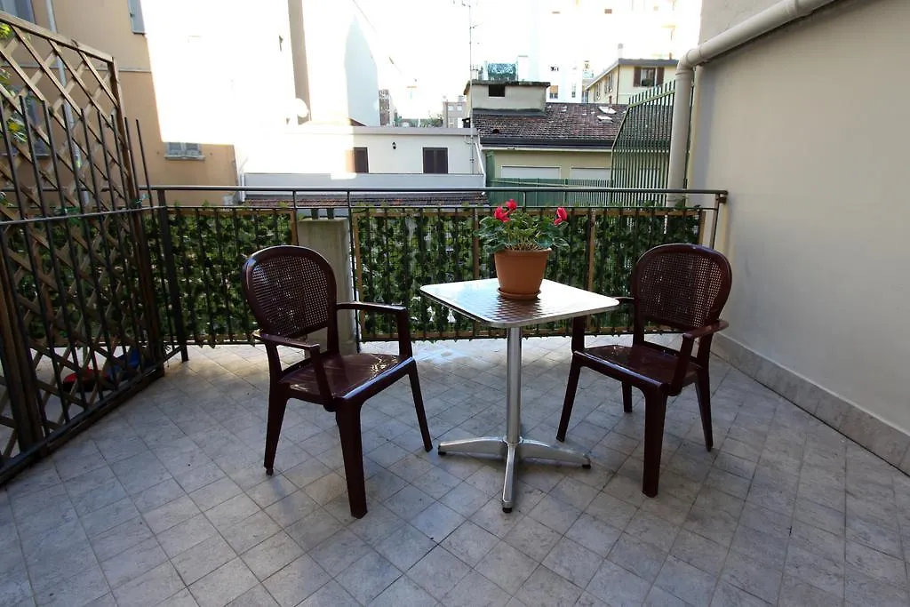 Lux Hotel Durante Milano 2*,  İtalya