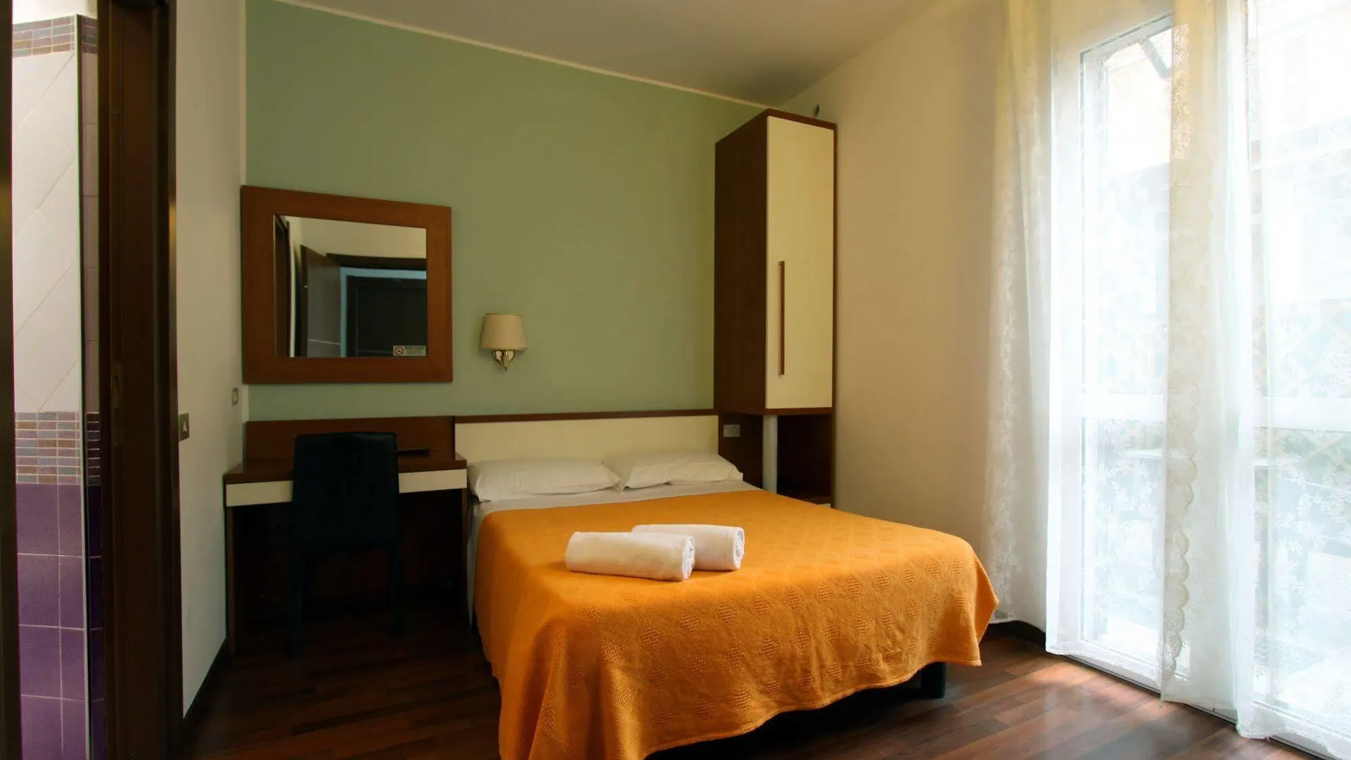 **  Lux Hotel Durante Milano İtalya